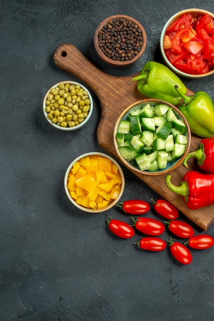 Foto gratuita vista superior del soporte para platos con verduras encima y cerca sobre fondo oscuro