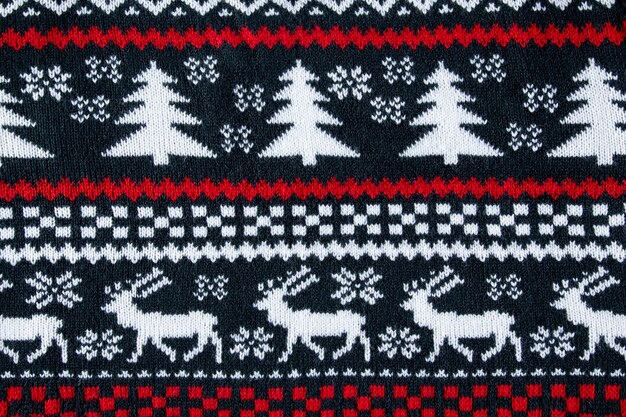 Vista superior suéter navideño con detalles rojos.