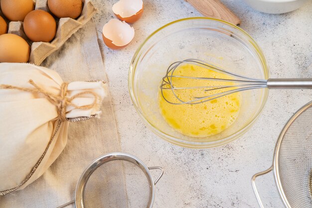 Vista superior de suministros de cocina con ingredientes de pasta