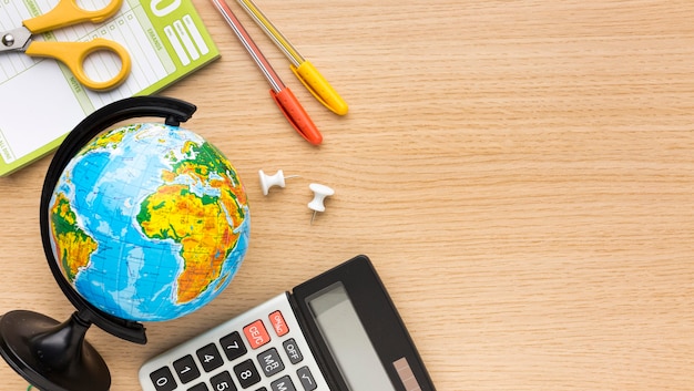 Vista superior de suministros de regreso a la escuela con calculadora y globo