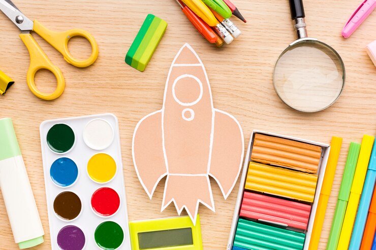 Foto gratuito vista superior de suministros para el regreso a la escuela con lápices de colores y acuarela