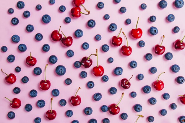 Vista superior de superficie con cerezas y arándanos