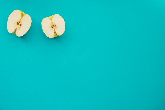 Vista superior de superficie con espacio para mensajes y manzana cortada por la mitad