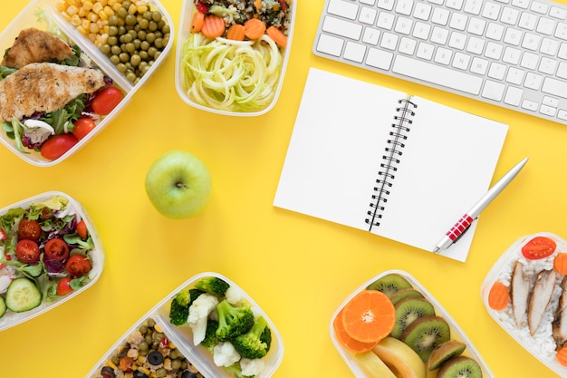 Foto gratuita vista superior surtido de alimentos con teclado