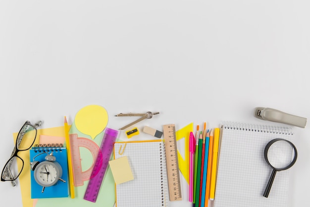 Vista superior de surtido de artículos de papelería con espacio de copia