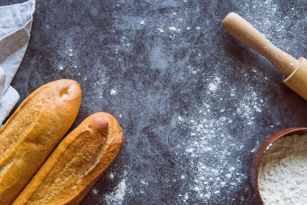 Foto gratuita vista superior del surtido de baguette al horno con espacio de copia