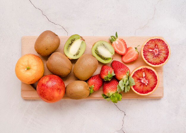 Vista superior surtido de deliciosas frutas sobre la mesa
