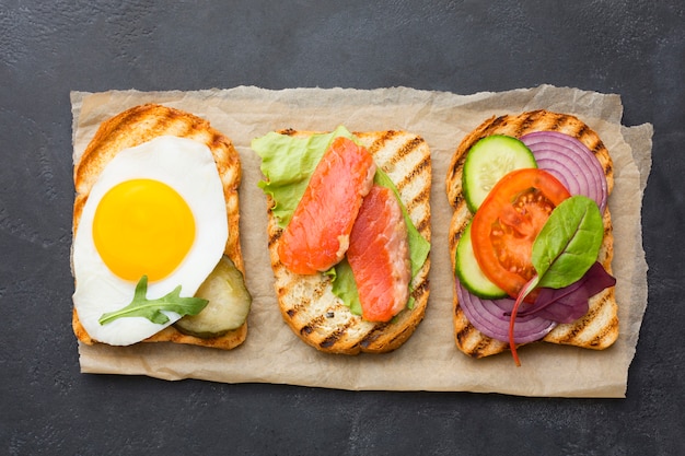 Foto gratuita vista superior de surtido de deliciosas tostadas