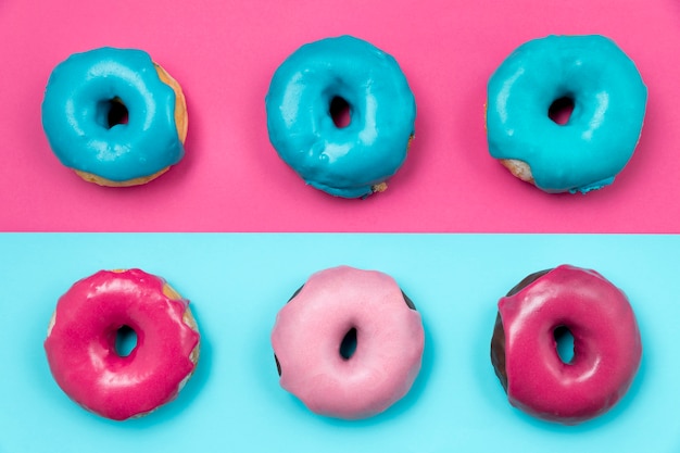 Foto gratuita vista superior del surtido de donas poco saludables