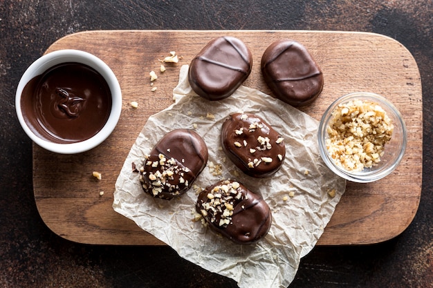 Vista superior de surtido de dulces de chocolate con nueces molidas