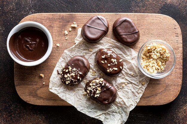 Vista superior de surtido de dulces de chocolate con nueces molidas