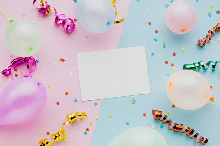 Foto gratuito vista superior surtido con globos y tarjeta