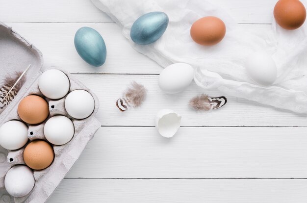 Vista superior de surtido de huevos de pascua en cartón con pintura y simple