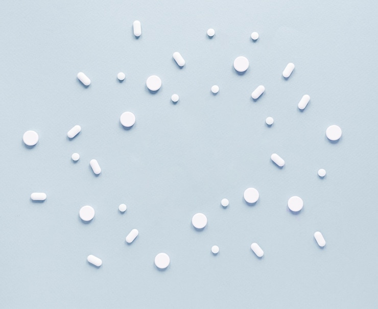 Foto gratuito vista superior surtido de medicamentos sobre la mesa