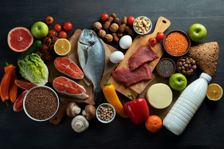 Foto gratuito vista superior del surtido de pirámide de alimentos reales