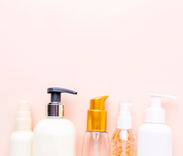 Vista superior de surtido de productos cosméticos con espacio de copia