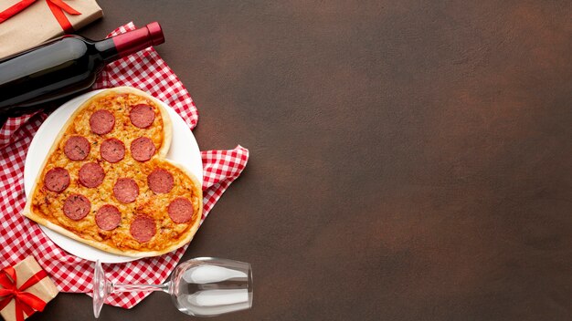 Vista superior del surtido de San Valentín con pizza y espacio de copia