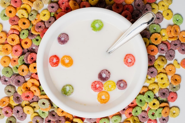 Foto gratuita vista superior surtido con tazón con leche y cereales