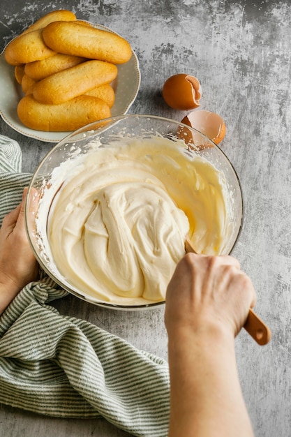 Foto gratuita vista superior surtido de tiramisú delicioso