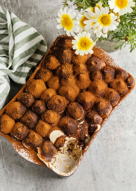 Foto gratuita vista superior surtido de tiramisú delicioso