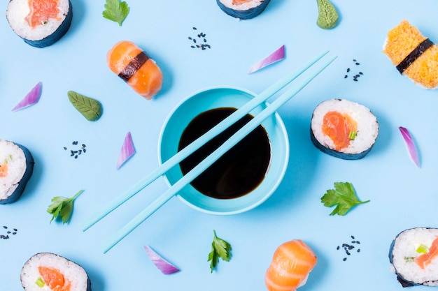 Vista superior sushi fresco en la mesa