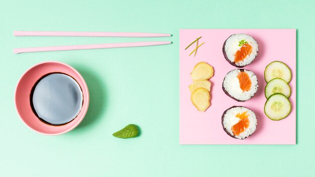 Vista superior sushi fresco y salsa de soja