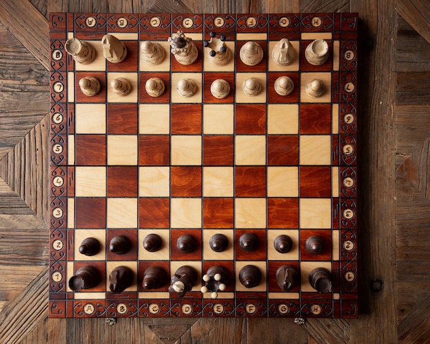 Vista superior tablero de ajedrez clásico bodegón