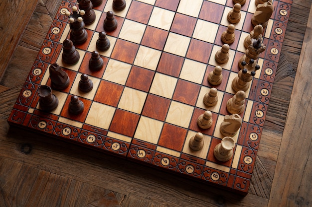 Foto gratuita vista superior tablero de ajedrez clásico bodegón