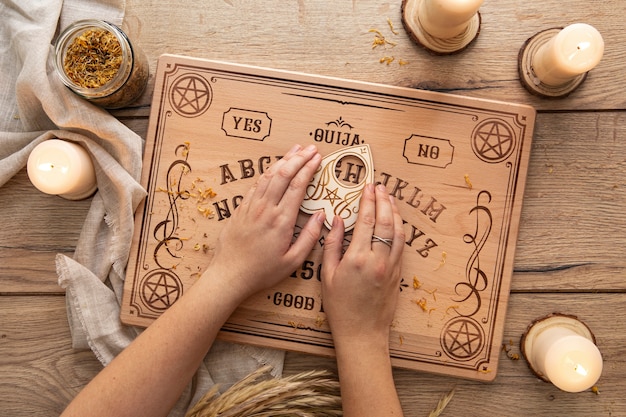 Foto gratuita vista superior del tablero de ouija y arreglo de velas