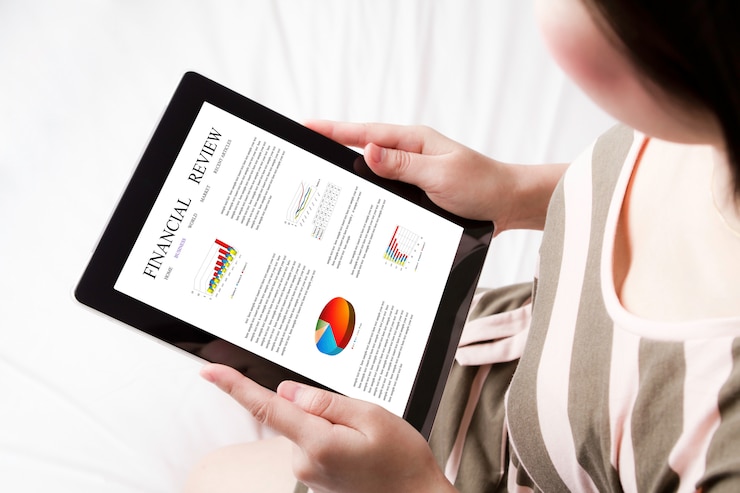 Foto gratuito vista superior de tableta con un análisis financiero