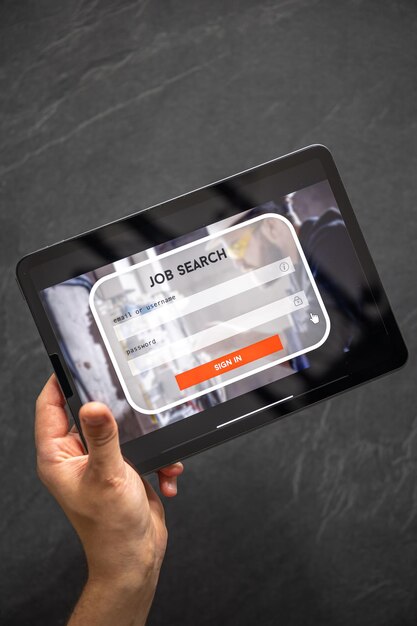 Vista superior de la tableta digital con trabajo de búsqueda en la pantalla en manos masculinas