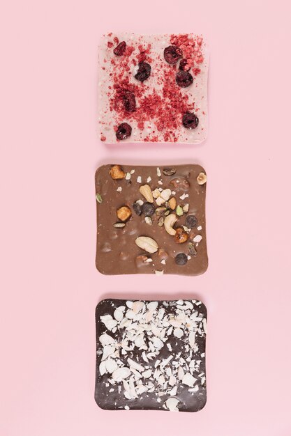 Foto gratuita vista superior tabletas de chocolate con frutos secos y frutos rojos