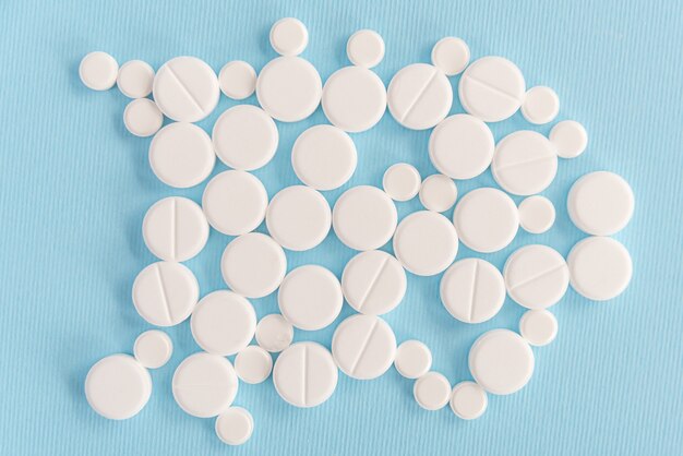 Vista superior de tabletas médicas blancas