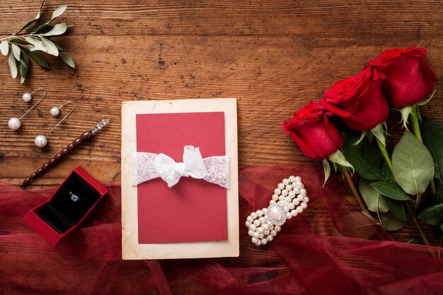 Vista superior tarjeta de boda y ramo de rosas