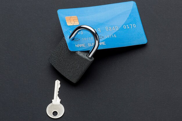 Vista superior de la tarjeta de crédito con cerradura y llave