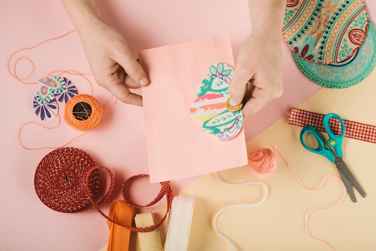 Foto gratuito vista superior de la tarjeta de decoración de mujer
