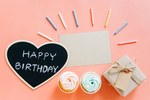 Foto gratuita vista superior tarjeta con elementos de cumpleaños