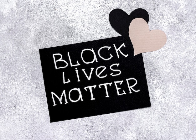 Vista superior de la tarjeta con la materia de vidas negras y corazones