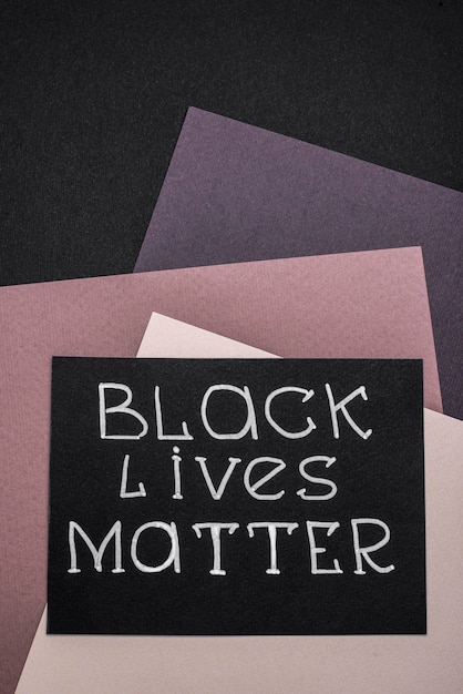 Vista superior de la tarjeta con la materia de vidas negras en papel multicolor