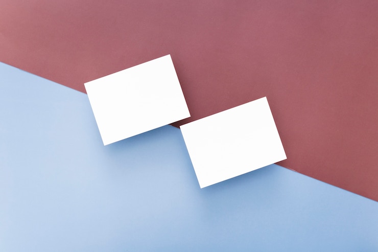 Foto gratuito vista superior de tarjetas en blanco con espacio de copia