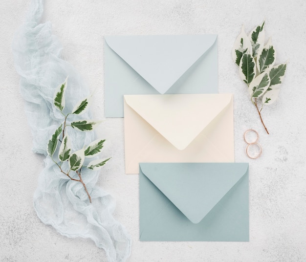 Foto gratuita vista superior de tarjetas de invitación de boda con anillos