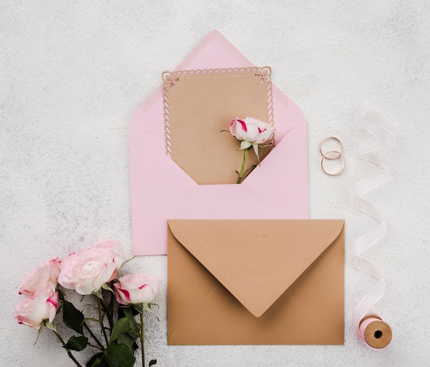 Foto gratuita vista superior tarjetas de invitación de boda con flores