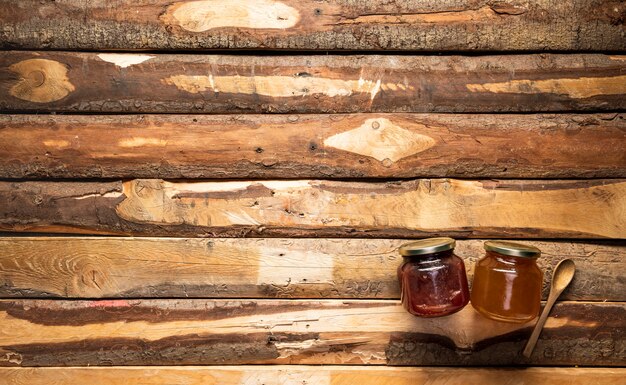 Vista superior de tarros de miel y mermelada con espacio de copia