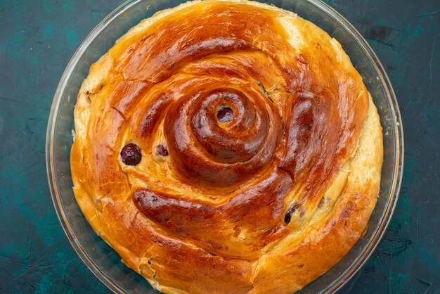 Vista superior de la tarta de cerezas con cerezas al horno dentro de un escritorio oscuro, tarta de frutas cereza