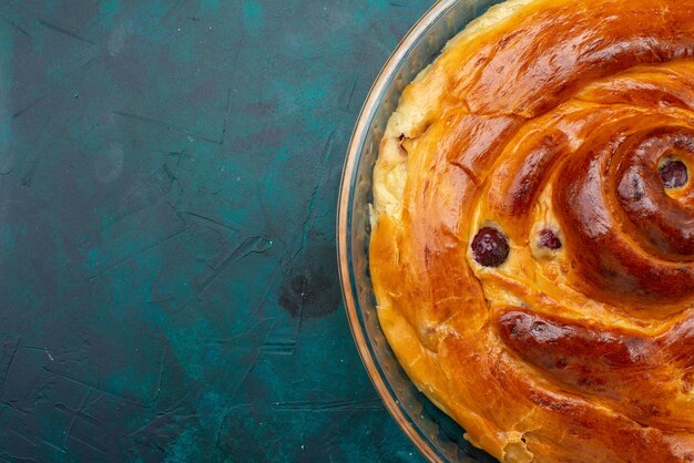 Vista superior de tarta de cerezas con cerezas al horno en el interior en la oscuridad, tarta de tarta de frutas cereza