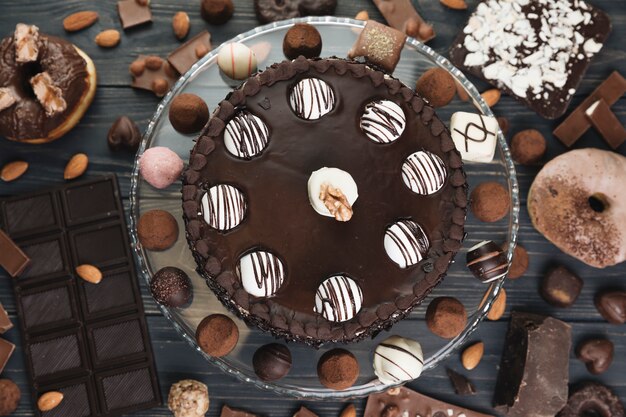 Vista superior tarta de chocolate con comida de chocolate