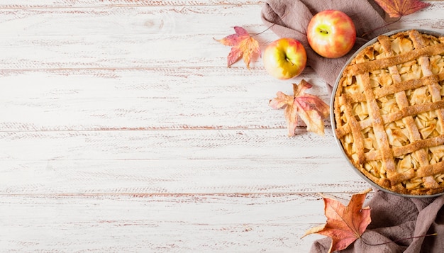 Vista superior de la tarta de manzana para acción de gracias con espacio de copia