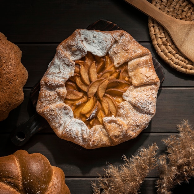 Foto gratuita vista superior de tarta de manzana casera
