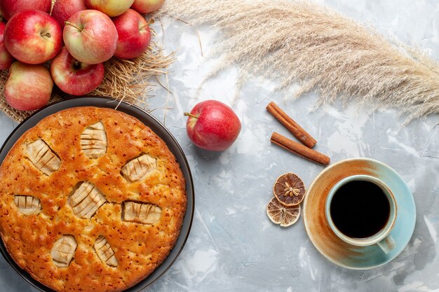 Vista superior de tarta de manzana con manzanas frescas y té sobre el fondo blanco pastel de azúcar dulce hornear fruta de tarta