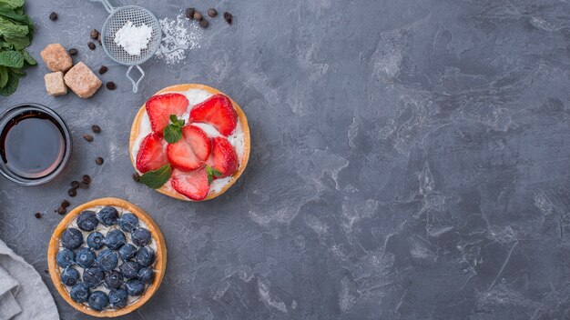 Vista superior de tartas de frutas con espacio de copia